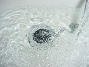 Заполнение ванны водой